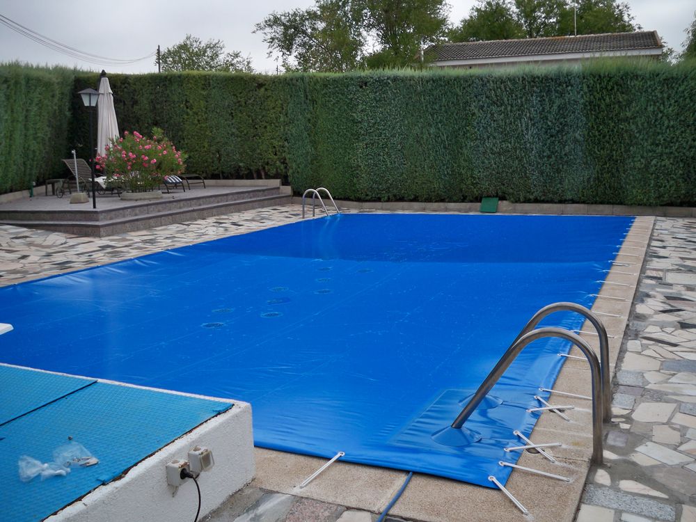 Cobertor-protección-piscina-familiar-2