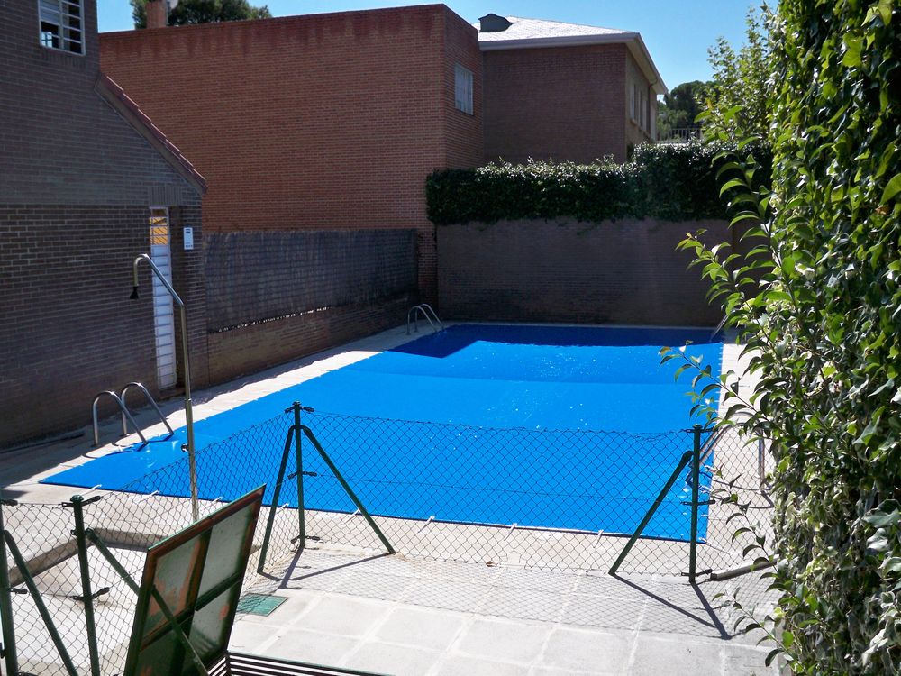 Cobertor-protección-piscina-familiar-5